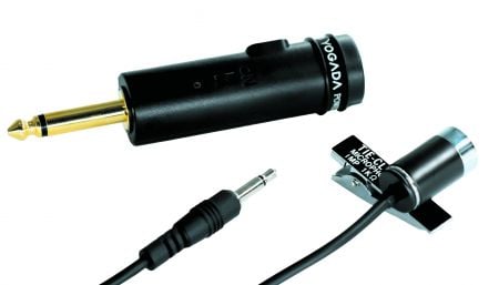 Một bộ nguồn USB sạc lại với microphone kẹp cổ áo.