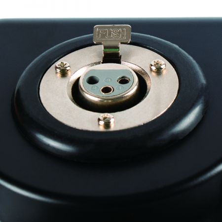 麥克風底座頂部,配備 XLR 接口與固定夾,防止使用時移動