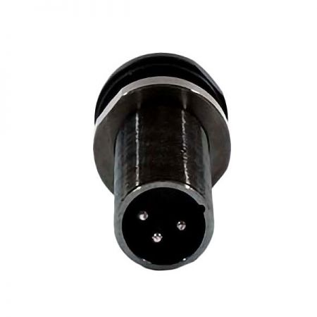 已安裝的平面式麥克風搭配 XLR 接頭的樣子