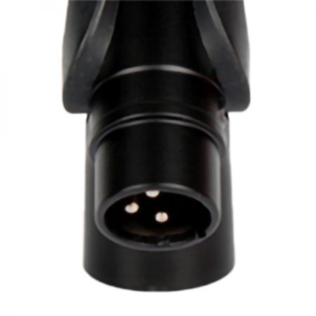 موصل XLR قياسي 3 دبابيس لسهولة توصيل الميكروفون.