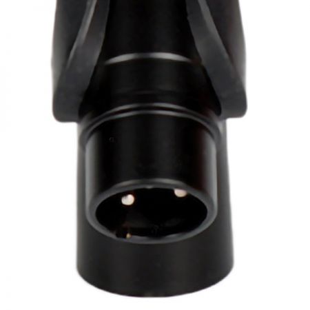 موصل XLR قياسي 3 دبابيس لسهولة توصيل الميكروفون.