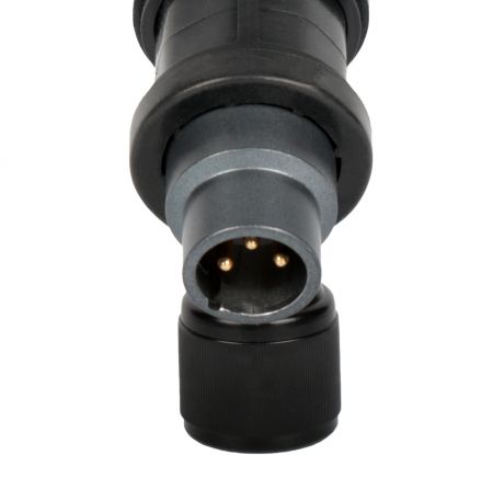 Con un conector XLR estándar de 3 clavijas, el micrófono proporciona a los usuarios un medio conveniente para enchufar o desconectar el micrófono según sea necesario, mejorando así la usabilidad.