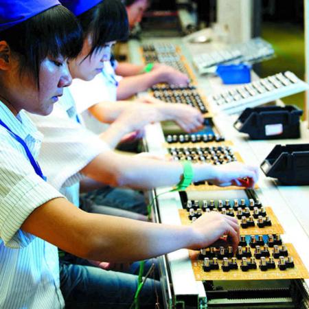 Dây chuyền sản xuất cho micro và tai nghe.