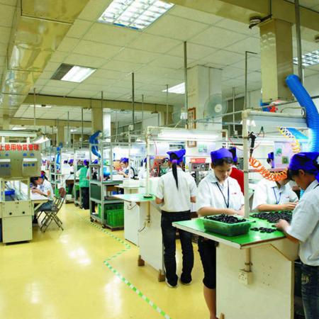 Sản xuất theo mô hình tế bào cho micro và tai nghe.