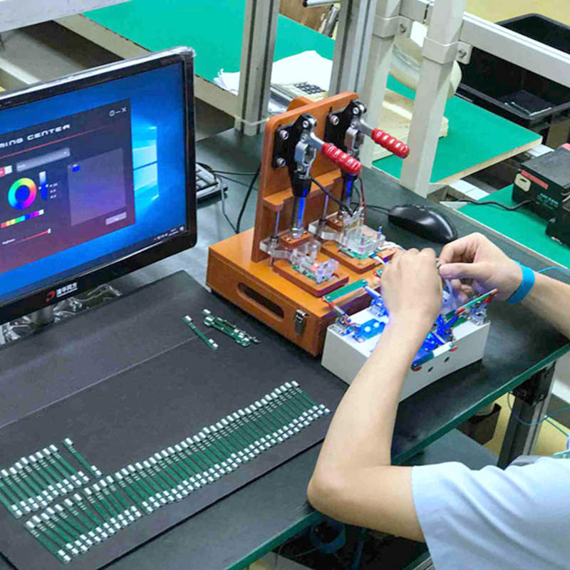 LED-Farbenprüfungen. Als professionelle Fabrik für Mikrofone und Kopfhörer verfügen wir über Online-Prüfgeräte, um die Qualität jedes Materials zu kontrollieren. Dies ist eine Maschine zur Prüfung der Farben von LED-Lichtshows auf korrekte Farben.
