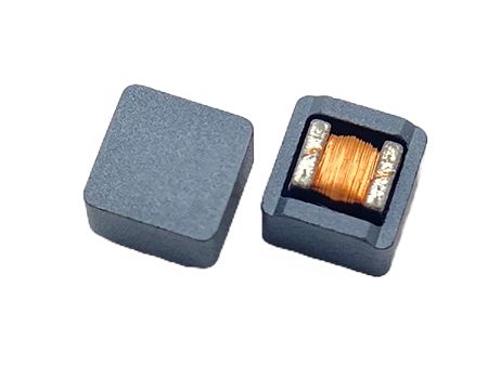 Компактный, защищенный SMD-индуктор размером 1812 с низкопрофильным дизайном и прочной конструкцией, идеально подходящий для плотных схем печатных плат и высокочастотных приложений.