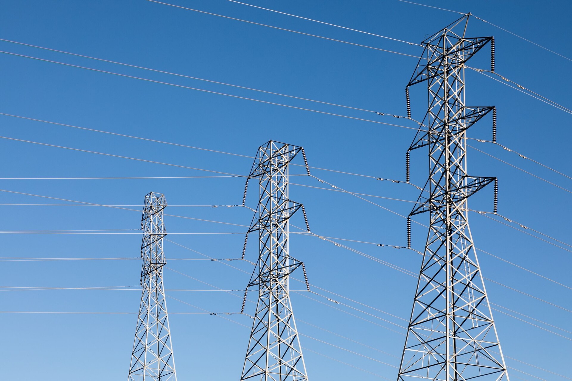 昇頻工業級長距PoE供電延伸800公尺網路邊界 助電廠打造穩定監控系統 (圖片來源:FREEPIK)