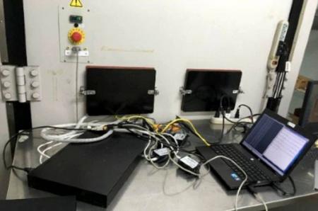 प्रयोगशाला औद्योगिक सेल्युलर राउटर की परीक्षण स्थिति दिखाती है।