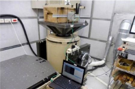 Bộ định tuyến di động công nghiệp tiến hành kiểm tra rung tại một phòng thí nghiệm.
