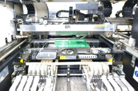専門の機械を使用して製品を組み立てます。
