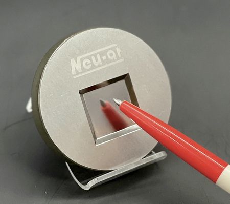 NeuAR se especializa en tecnología EDM de espejo, ofreciendo un rendimiento líder en la industria tanto en el área de mecanizado como en la calidad de rugosidad de superficie.