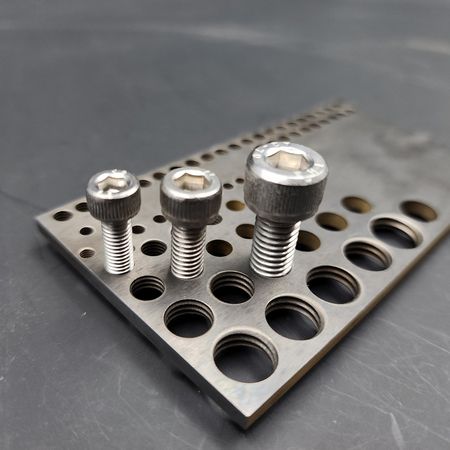 El mecanizado de roscas internas de alta velocidad en carburo de tungsteno se puede completar con solo un electrodo.