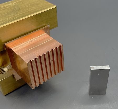 Công nghệ kiểm soát mòn góc siêu thấp kết hợp với phóng điện khe hở vi mô giúp việc gia công khuôn đầu nối có góc sắc nét nhất cũng trở nên dễ dàng và hiệu quả.