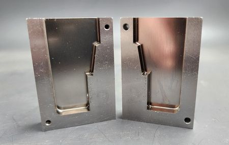 NeuAR se especializa en tecnología de EDM de espejo, liderando la industria tanto en área de mecanizado como en precisión de rugosidad superficial.