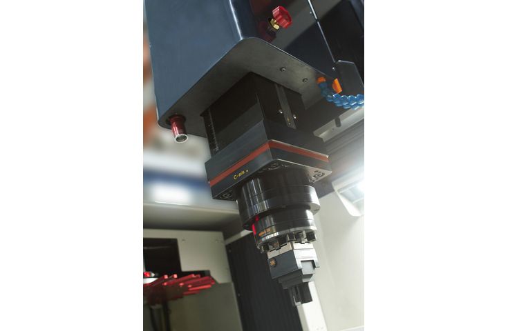 Máquina EDM equipada con eje C y sistema de cambio automático de herramientas