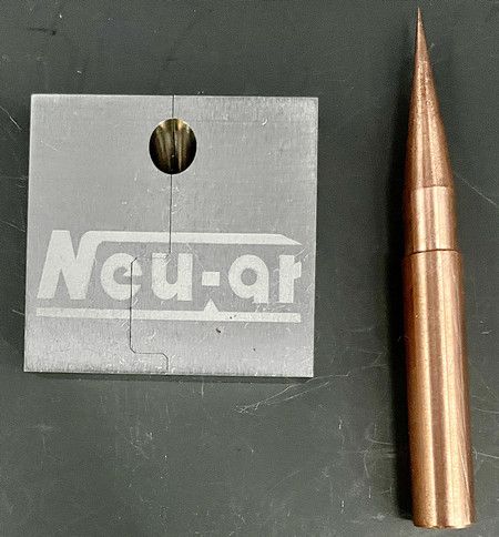 Los agujeros de inyección inclinados (puerta de colada) también se pueden mecanizar directamente con EDM para lograr un acabado superficial similar a un espejo.