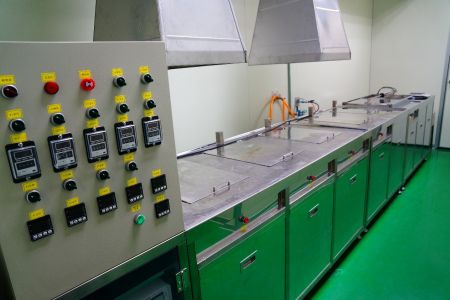 Ultrasonic cleaning machine