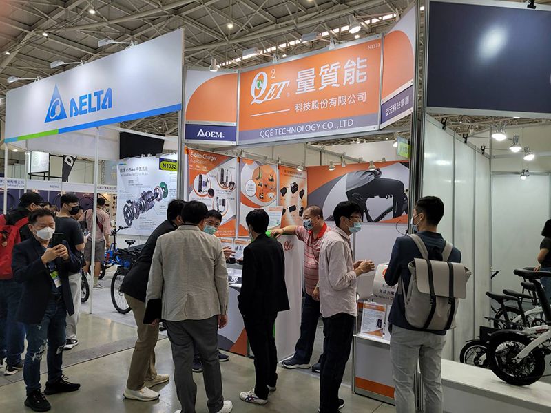 量質能在台北自行车展展示锂铅酸电池充电器、无线充电座