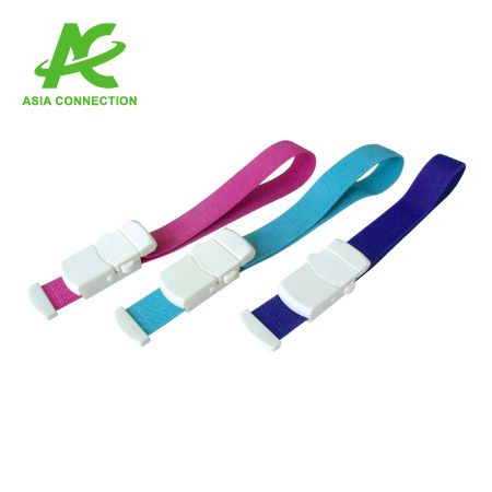 Acil Turnike, hızlı açılan tokalar ve verimli kan akışı kontrolü için esnek bir kemer ile donatılmıştır.