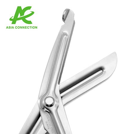 Bandaj Makasının dişli bıçağı geniş, küt bir uç özelliğine sahiptir, bu da cildi çizmek riskini önemli ölçüde azaltır.