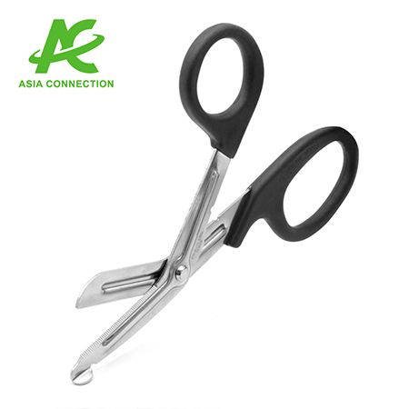 Bandaj Makası, kullanımı kolaylaştırmak için eğimli bıçaklara ve geniş halka kulplara sahip olacak şekilde tasarlanmıştır.