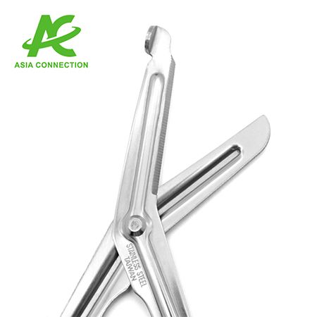 The serrated blade of the Bandage Scissors features a wide, blunt tip, significantly reducing the risk of nicking the skin.