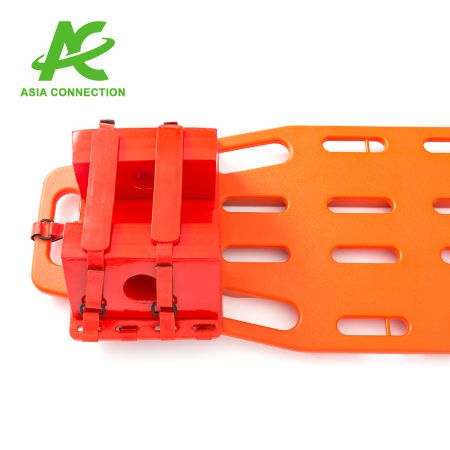 De hoofdblok is uitgerust met twee laterale ondersteuningskussens die veilig aan de basisplaat zijn bevestigd met klittenbandsluitingen, wat zorgt voor een stabiele en effectieve immobilisatie voor de patiënt.