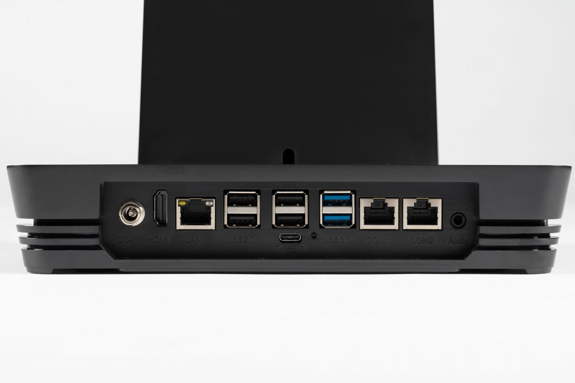 Med en omfattande uppsättning portar—inklusive USB Type-C, flera USB 2.0- och 3.0-portar, HDMI och Gigabit Ethernet—erbjuder denna enhet utökad anslutning för perifera enheter, externa skärmar och nätverksåtkomst, vilket gör den till en mångsidig lösning för olika tillämpningar.