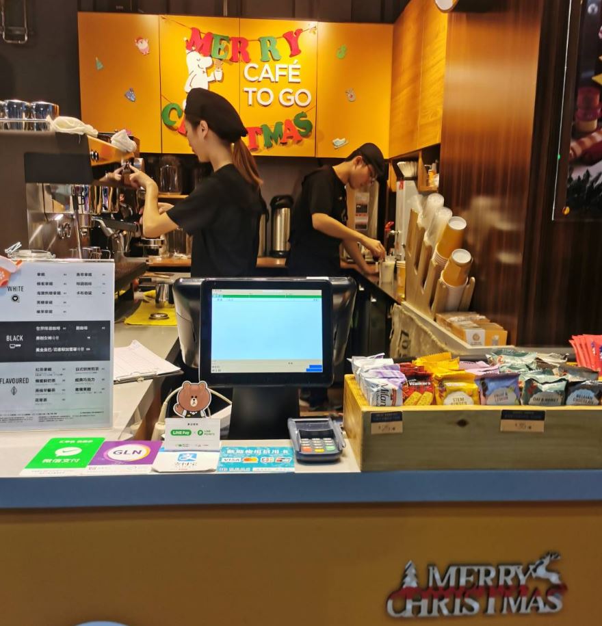 All-in-one POS sustav u užurbanom kafiću za besprijekornu obradu narudžbi.