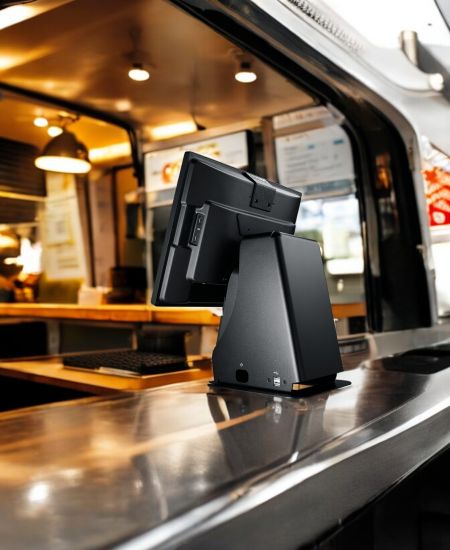 Hệ thống POS hiện đại và bền bỉ với màn hình đạt tiêu chuẩn IP65 cho môi trường F&B.