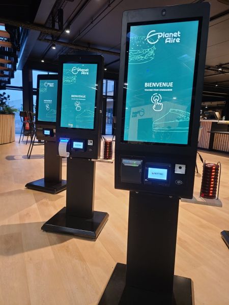 A bejelentkezési élmények megváltoztatása a szállodák számára - Oldalnézet a KS-1X27-ről, amely kiemeli moduláris vázszerkezetét a könnyű karbantartás érdekében.