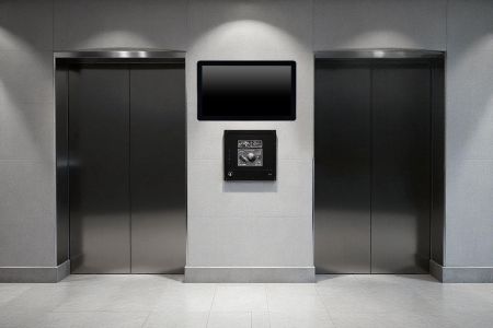 觸控螢幕電腦 (Panel PC) 於百貨詢問台與電梯大廳的智慧應用 - 安裝於電梯旁的壁掛式觸控螢幕電腦 (Panel PC),為消費者提供數位資訊與互動服務。