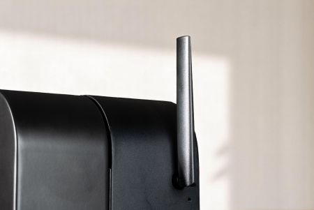 Antenna montowana z boku zapewnia stabilne połączenie bezprzewodowe w kiosku.