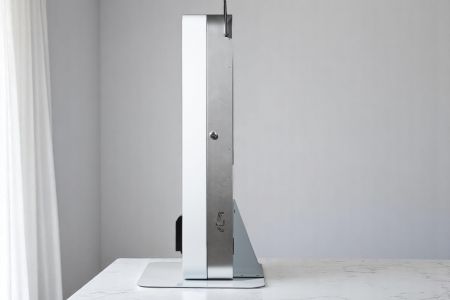 Dwumateriałowy design boczny podkreśla teksturę i atrakcyjność wizualną.