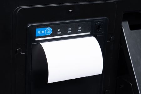Indbygget termisk printer til nem kvitteringsudskrivning.