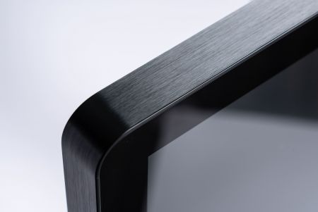 ขอบโลหะที่มีการขัดเงาอย่างประณีต