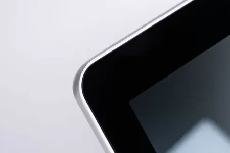 Silvervit ram för en raffinerad, högklassig look.