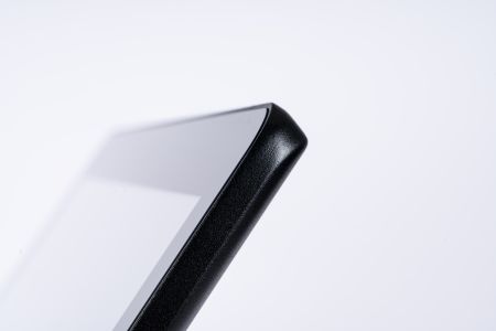 Úzký rámeček s prémiovým povrchem.