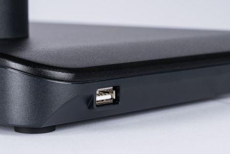 Boční USB port pro připojení periferií souvisejících s POS.