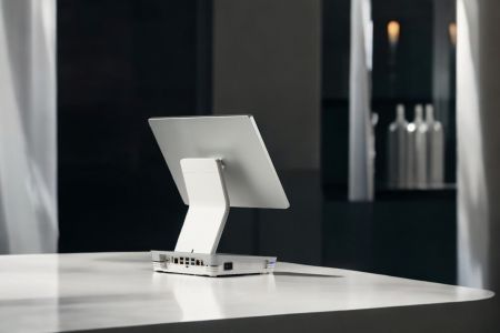 Elegant ultratunn skärm med stilren design för medicinska miljöer
