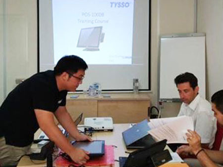 L'ingegnere sta introducendo il processo di manutenzione del terminale POS