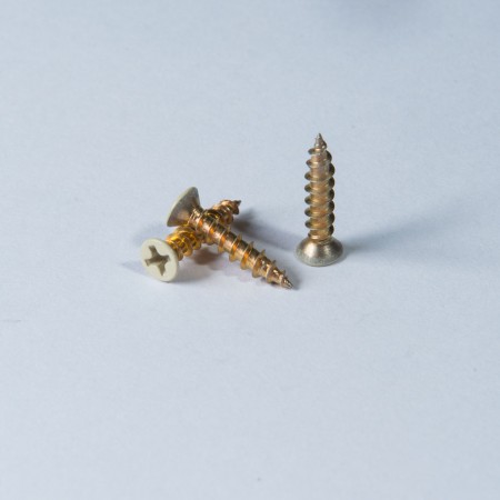 Flachkopf Phillips grob spitz. - Flachkopf Phillips Grobspitzenschwanz, dreivalent chromatiertes gelbes Zink auf der Schraubenoberfläche