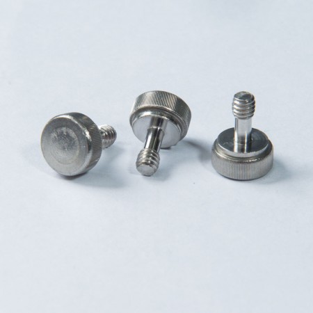 Šroub s hlavou - Šroub s křídlovou hlavou