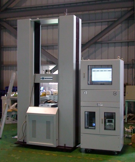 Univerzální testovací stroj s počítačovým serverem