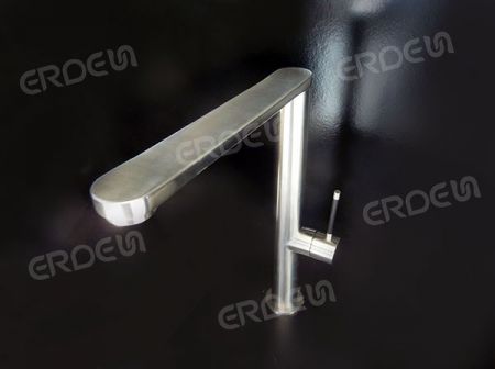 Robinet de cuisine en forme de L plat