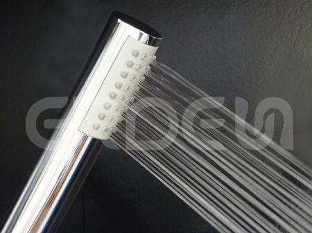 एक स्प्रे हाथ से पकड़ने वाला शॉवर