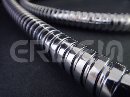 Tuyau à double verrou en laiton