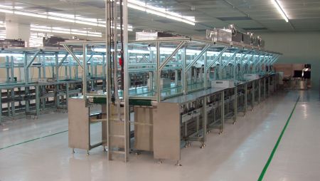 Sistema di linea di assemblaggio a nastro trasportatore