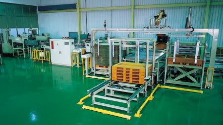 Packaging conveyor for Bottles & Beverages - Stacked packaging conveyor with robot in food and beverage plants