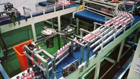 Packaging Line for PET bottle - Top Chain Conveyor is suitable for the packaging purpose in beverage manufacturing industry.